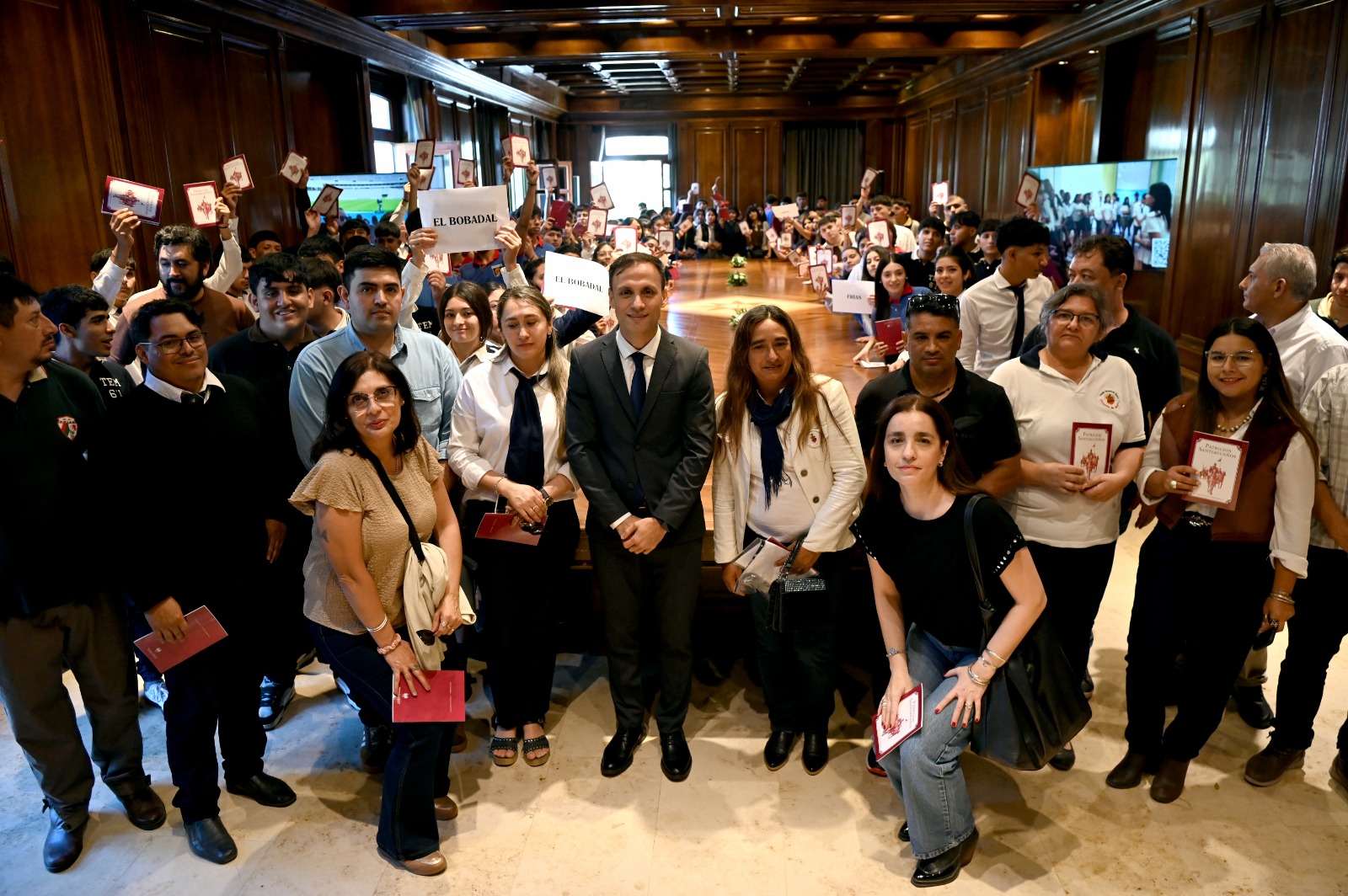 ESTUDIANTES DE EL BOBADAL Y FRÍAS VISITARON CASA DE GOBIERNO