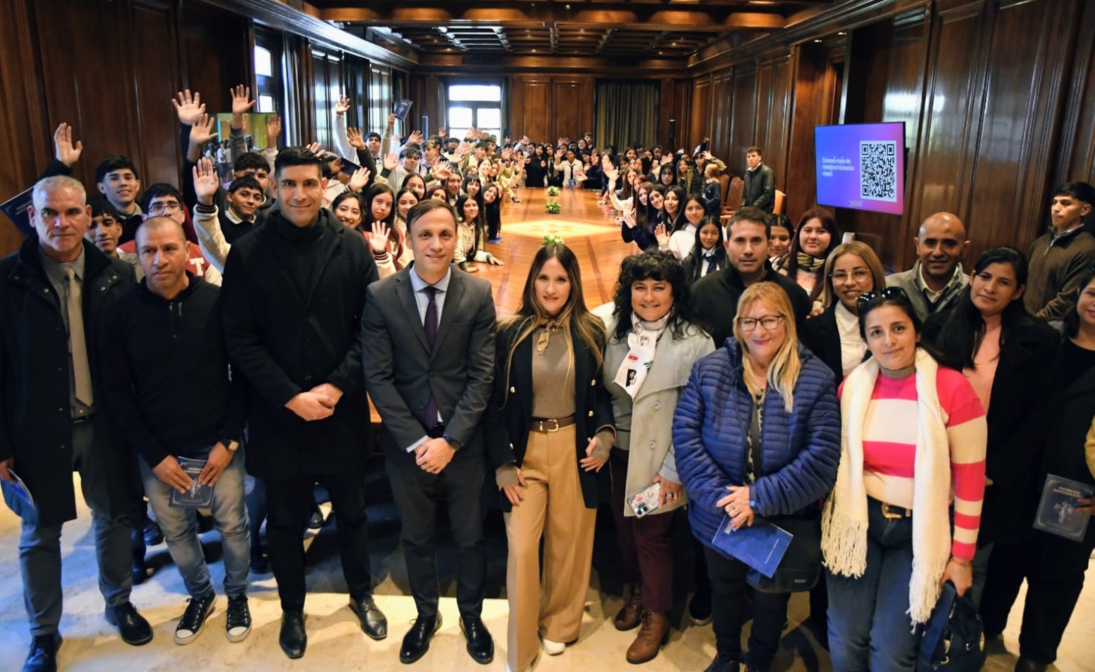 ALUMNOS DE LOS DEPARTAMENTOS QUEBRACHOS Y ATAMISQUI VISITARON CASA DE GOBIERNO