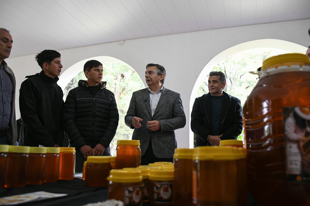 EXITOSA JORNADA APÍCOLA EN EL VIVERO SAN CARLOS EN LA SEMANA DE LA MIEL