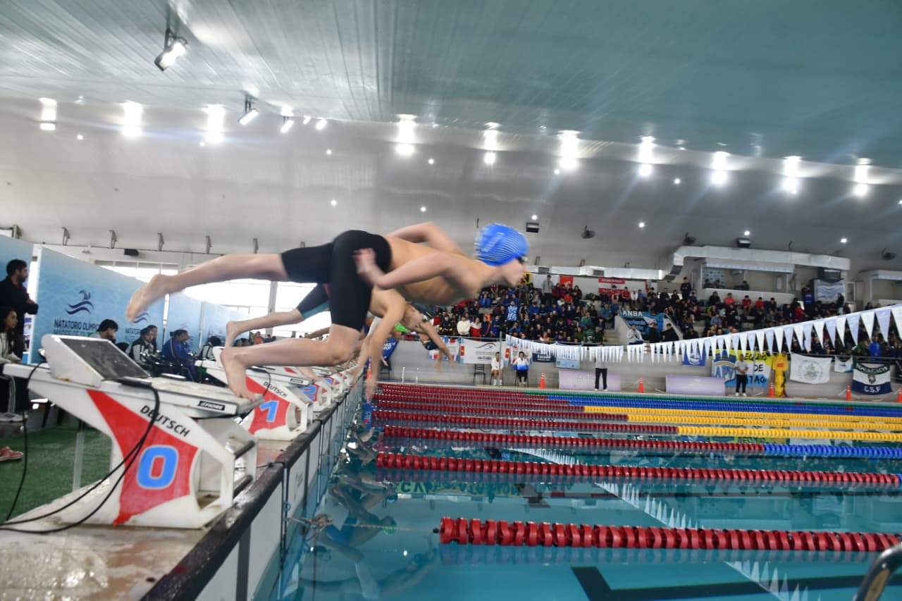 GRAN CIERRE DEL TORNEO NACIONAL PARA CADETES EN EL NATATORIO “MADRE DE CIUDADES”