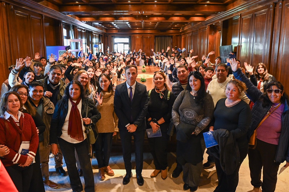 ALUMNOS DE AVELLANEDA, JUAN FELIPE IBARRA Y CHOYA VISITARON CASA DE GOBIERNO
