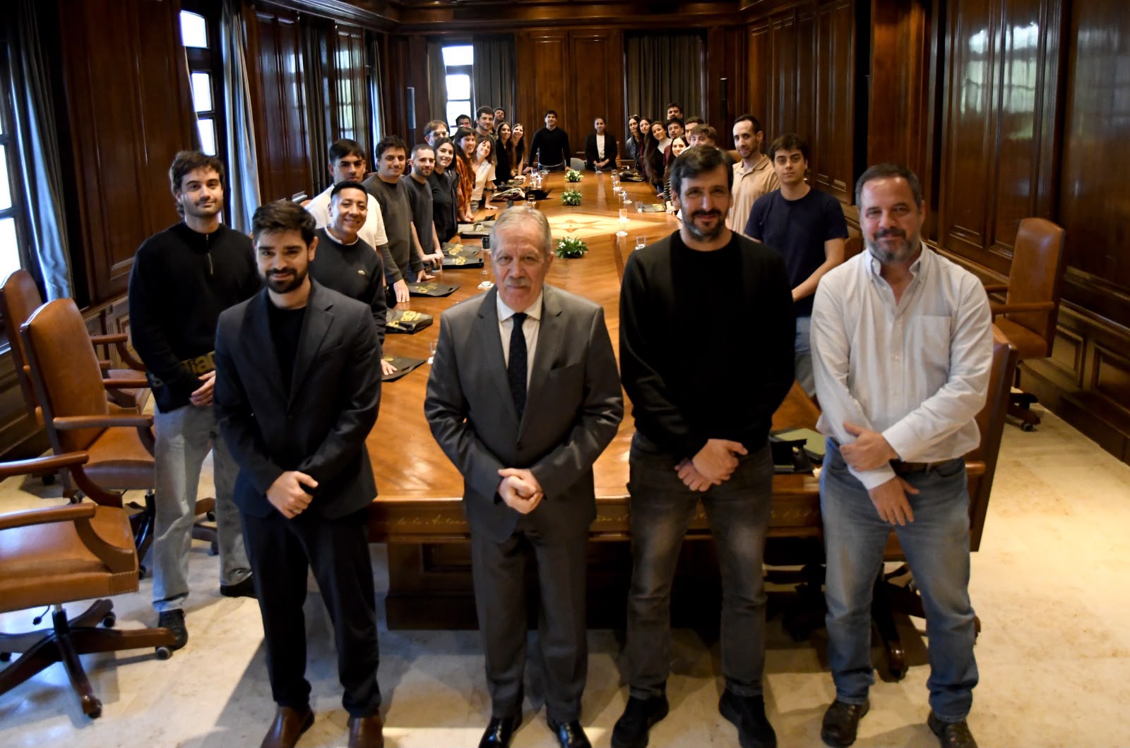 EL GOBERNADOR ELÍAS SUÁREZ RECIBIÓ A JÓVENES DIRIGENTES POLÍTICOS DE TODO EL PAÍS QUE VISITAN SANTIAGO DEL ESTERO