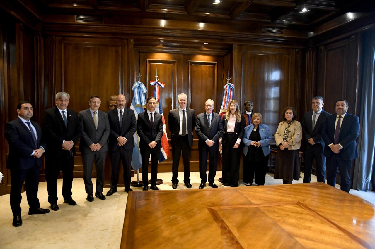 El gobernador recibió en casa de gobierno al embajador del reino unido de Gran Bretaña e Irlanda del norte