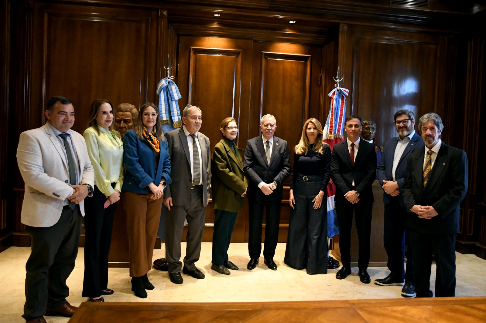 El gobernador Elías Suárez recibió a destacados juristas de Brasil y Paraguay
