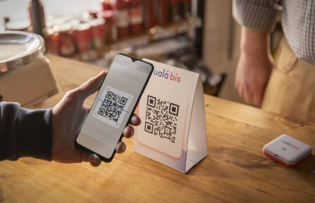 Los pagos con QR y transferencias crecen más del 60% en un año y desplazan al efectivo y las tarjetas