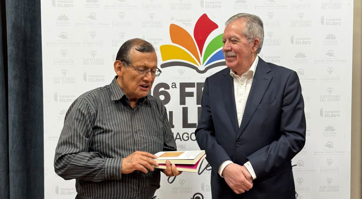 El gobernador Elías Suarez recibió al escritor peruano Pablo Landeo Muñoz en la Feria del Libro